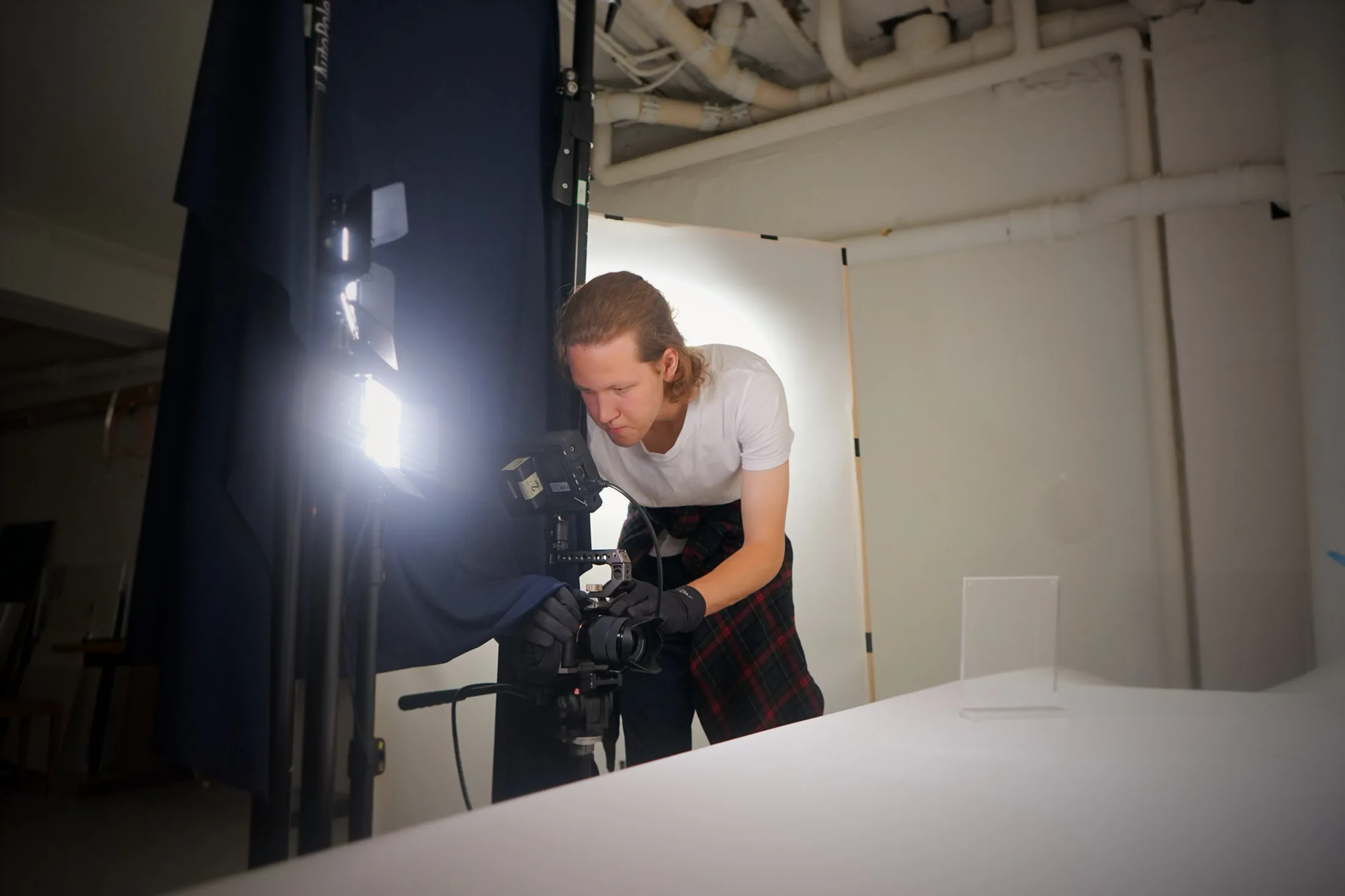 Camera operator in the studio, side lighting