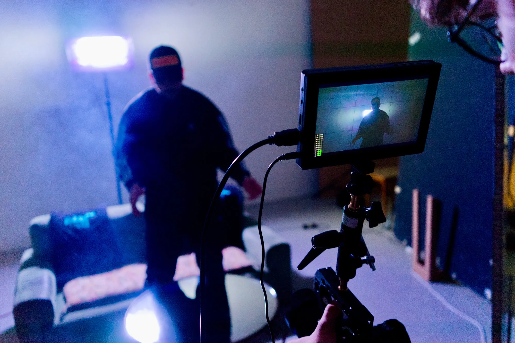 Tournage en studio, caméra au premier plan