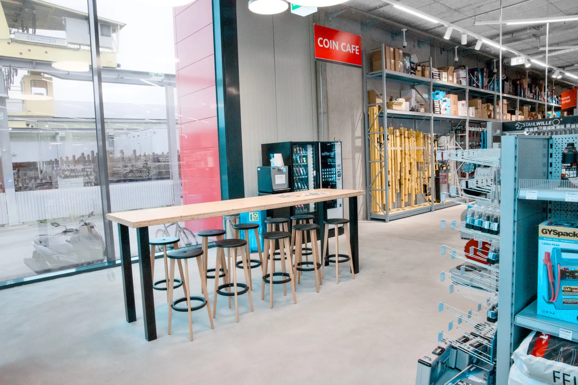 Zone d’accueil avec tables hautes