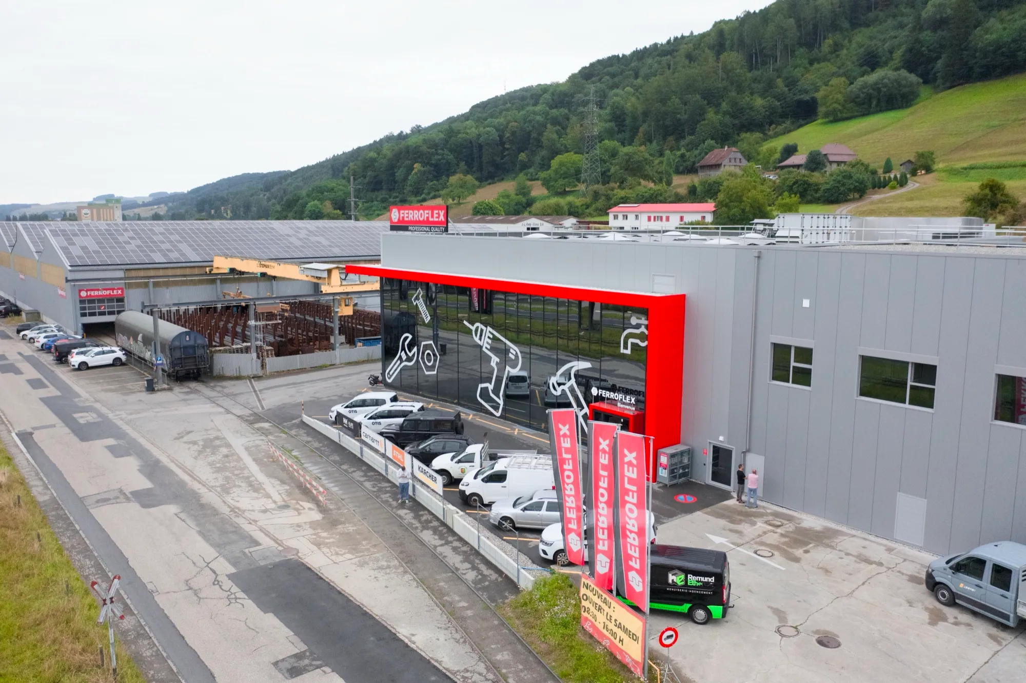 Le bâtiment et son parking, vus du ciel
