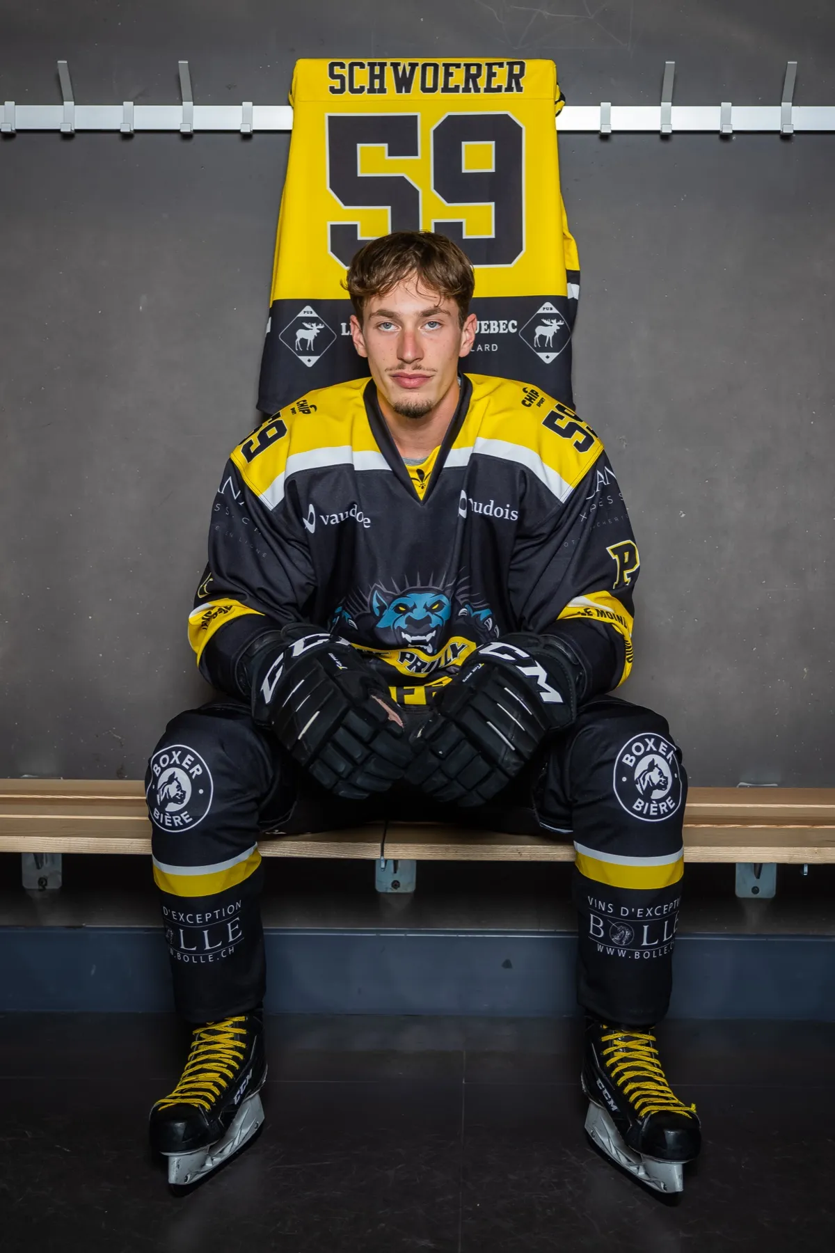Portrait d’un joueur du HC Prilly assis dans le vestiaire