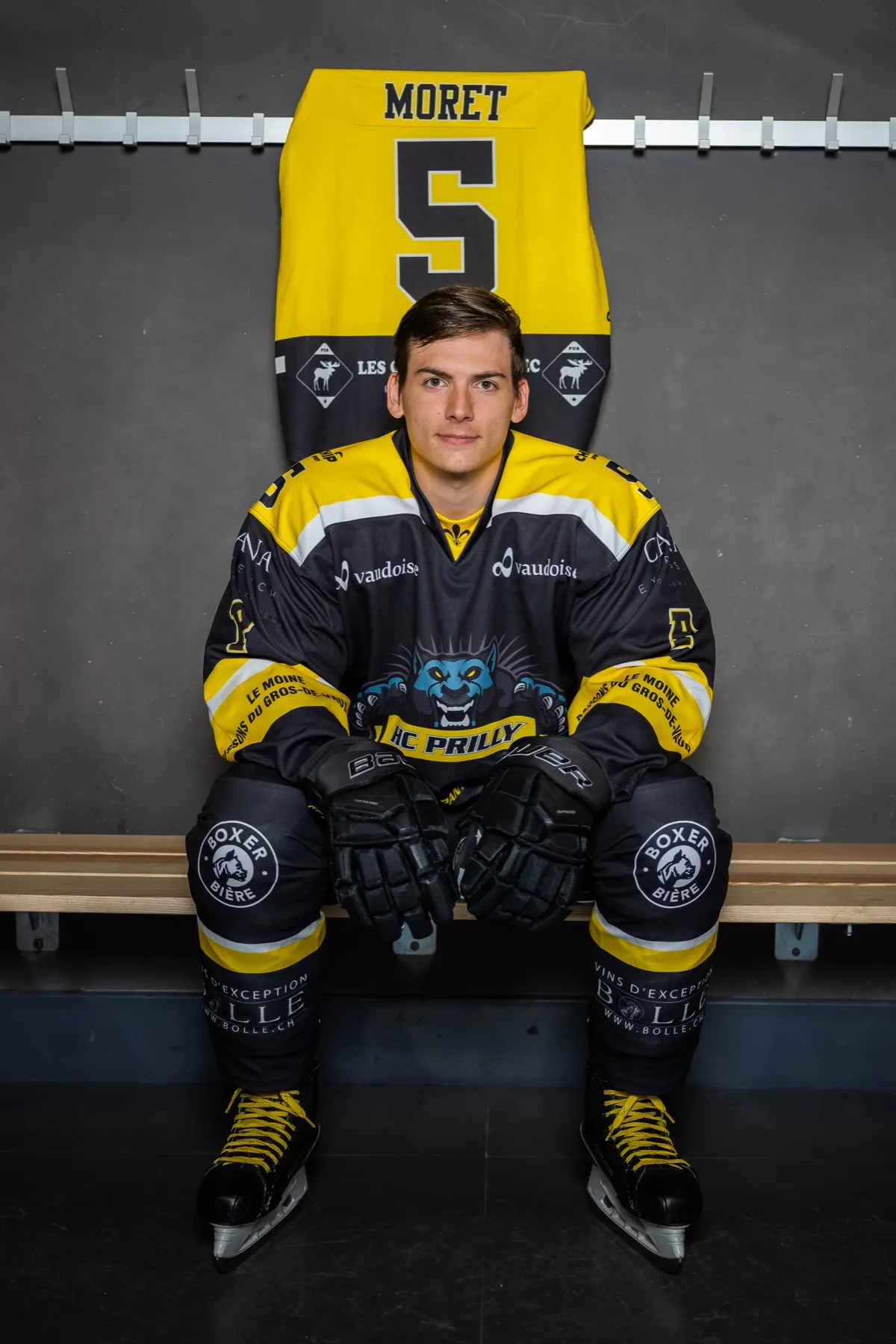 Joueur du HC Prilly en tenue, dans le vestiaire