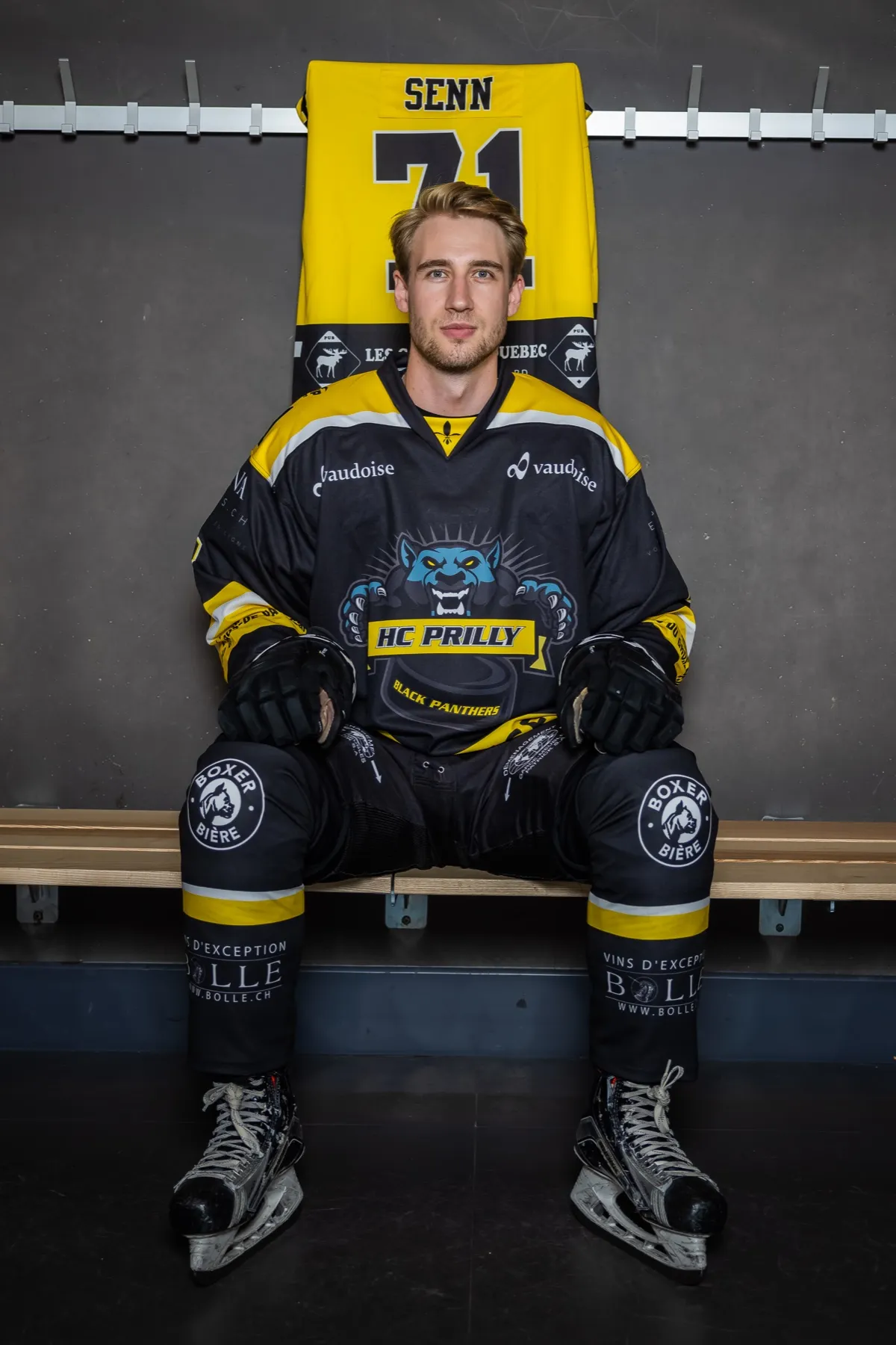 Portrait d’un joueur du HC Prilly, maillot jaune et noir