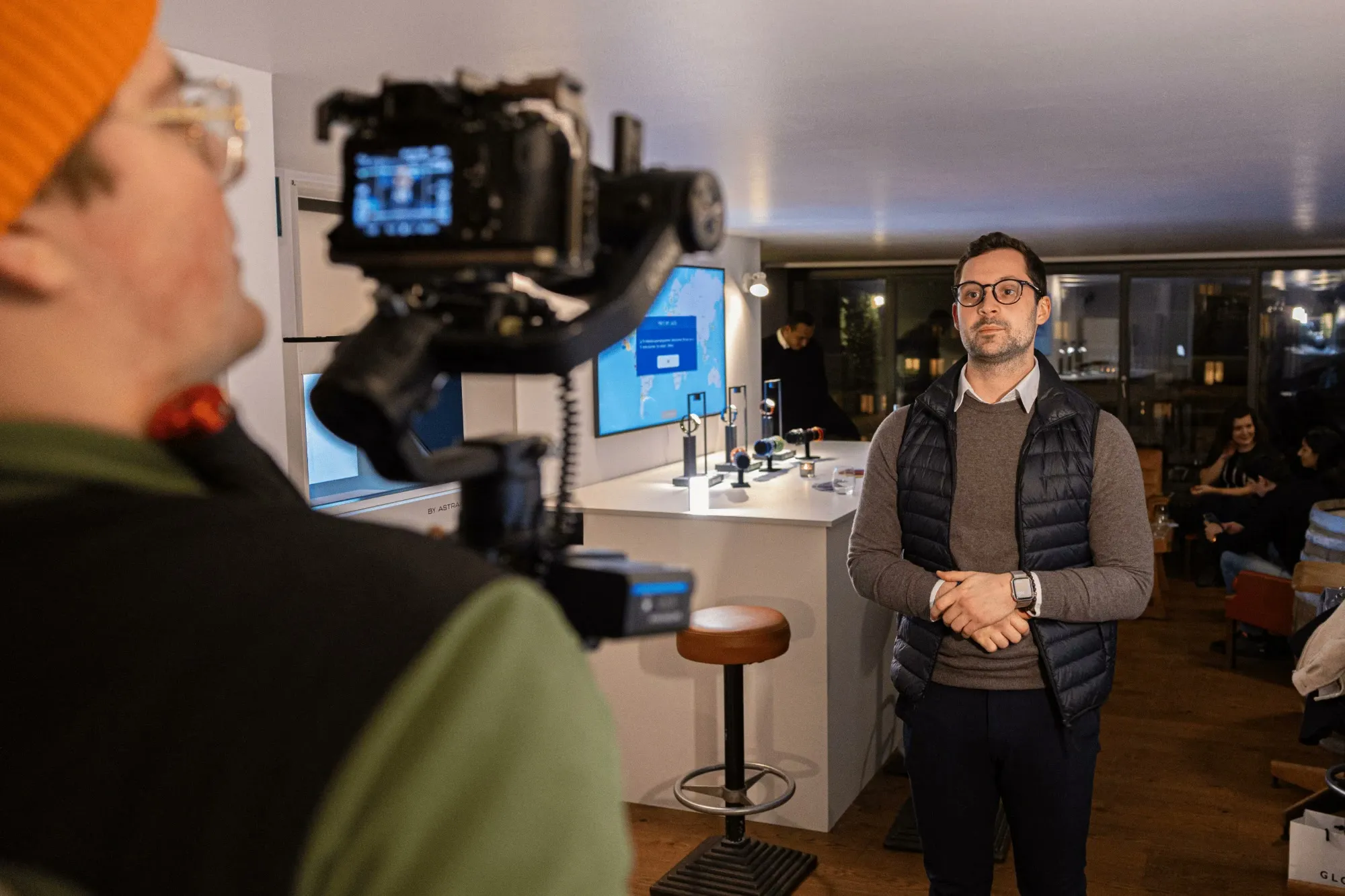 Tournage d’une interview pendant une soirée de lancement, caméra sur stabilisateur