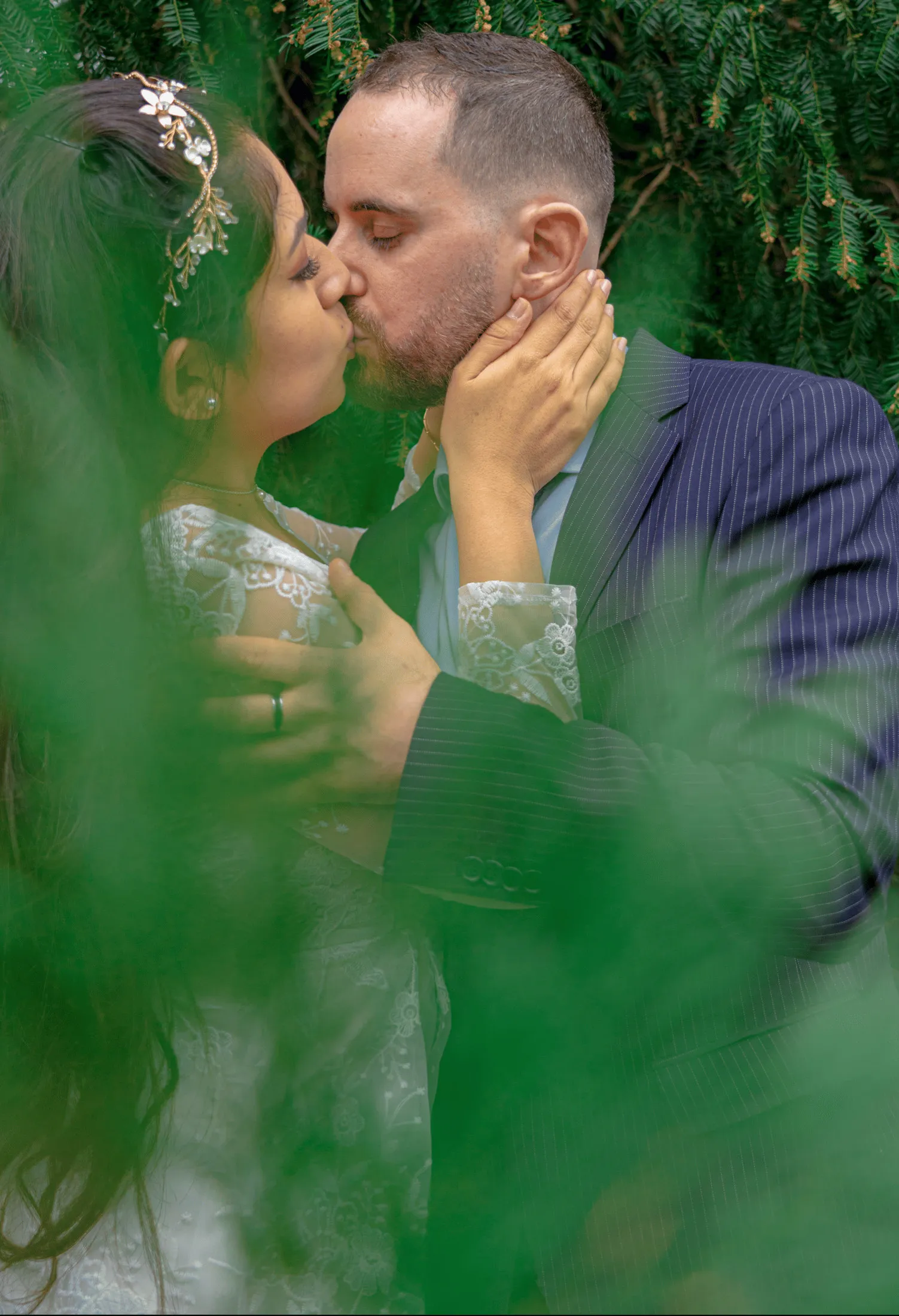 A kiss photographed through the leaves